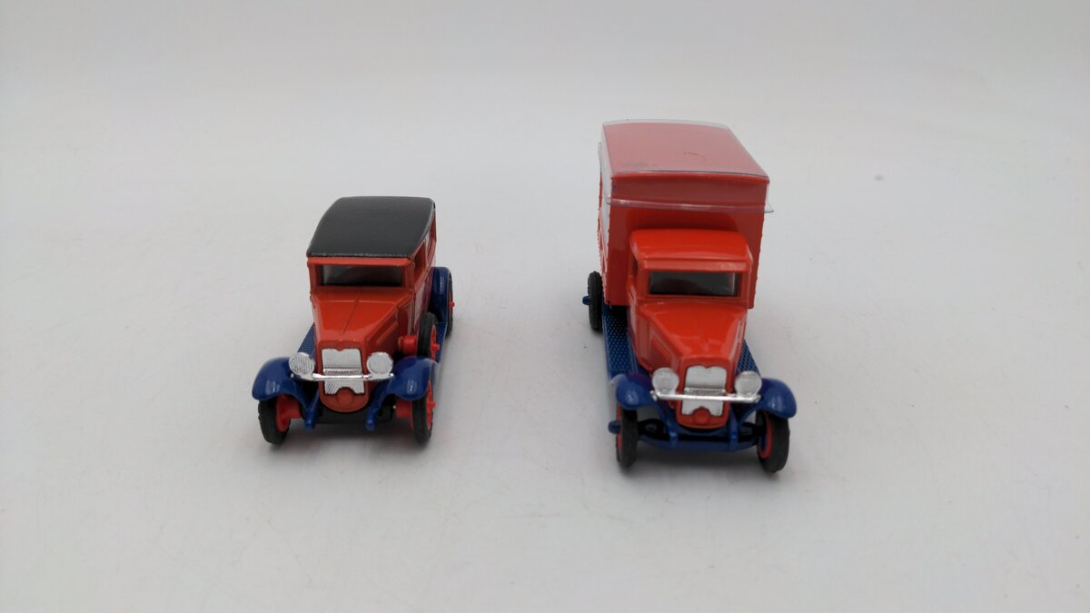 Ertl 3522 1:43 Eastwood Automobilia 1930 Chevrolet Lionel Panel & Van (Set of 2) EX/Box
