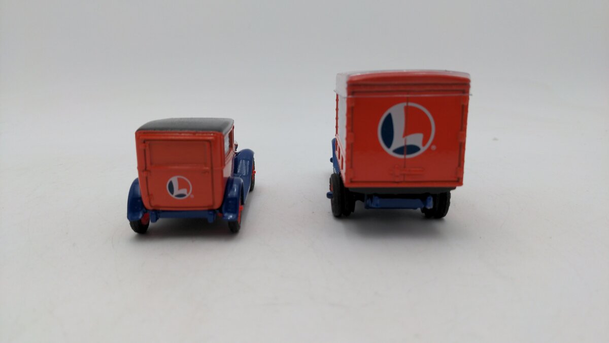 Ertl 3522 1:43 Eastwood Automobilia 1930 Chevrolet Lionel Panel & Van (Set of 2) EX/Box