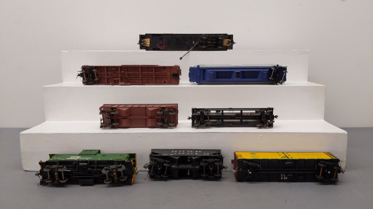 Atlas, Weaver & Others Assorted O Scale Freight Cars & Diesel Locomotive [8]