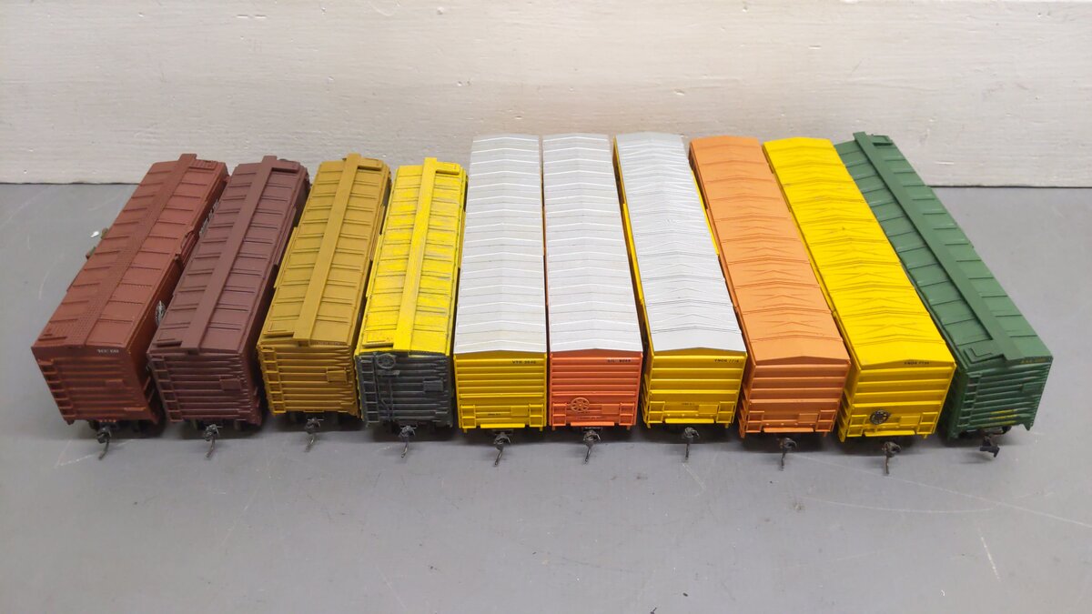 Life Like HO Scale Assorted CUSTOM Freight Cars: 7739, 1979, 7354, 132 [10]