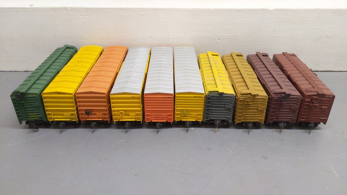 Life Like HO Scale Assorted CUSTOM Freight Cars: 7739, 1979, 7354, 132 [10]