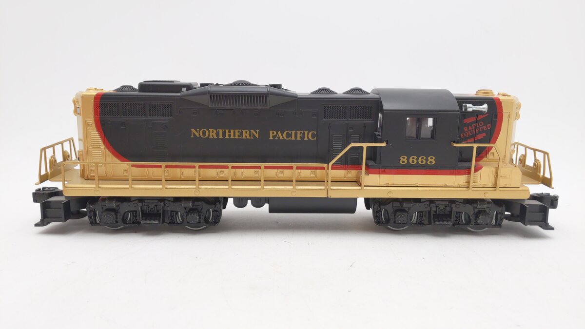 Lionel 6-8668 O Gauge Northern Pacific GP-9 Non-Powered Diesel Locomotive EX/Box