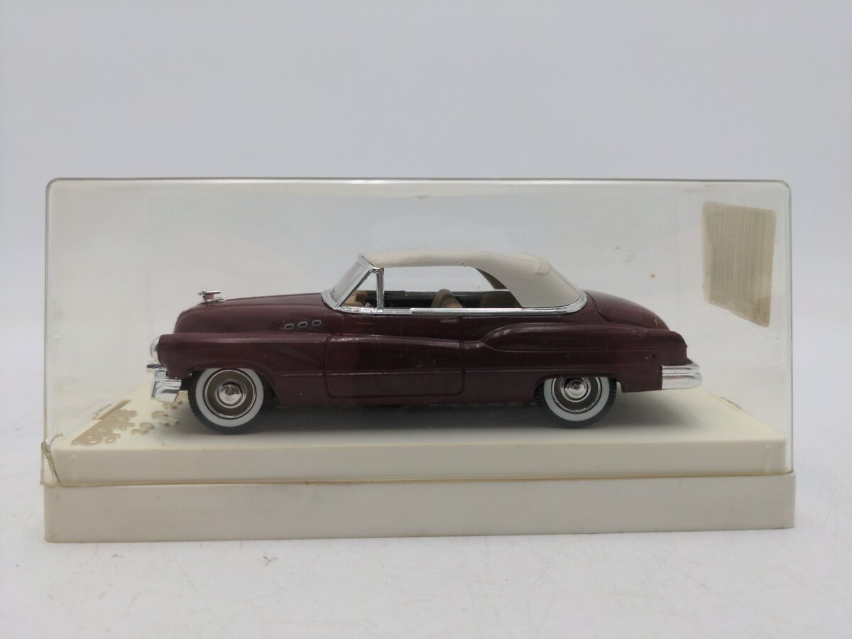 Solido 4512 1:43 Die Cast Maroon w/Off White Top 1950 Buick Super EX