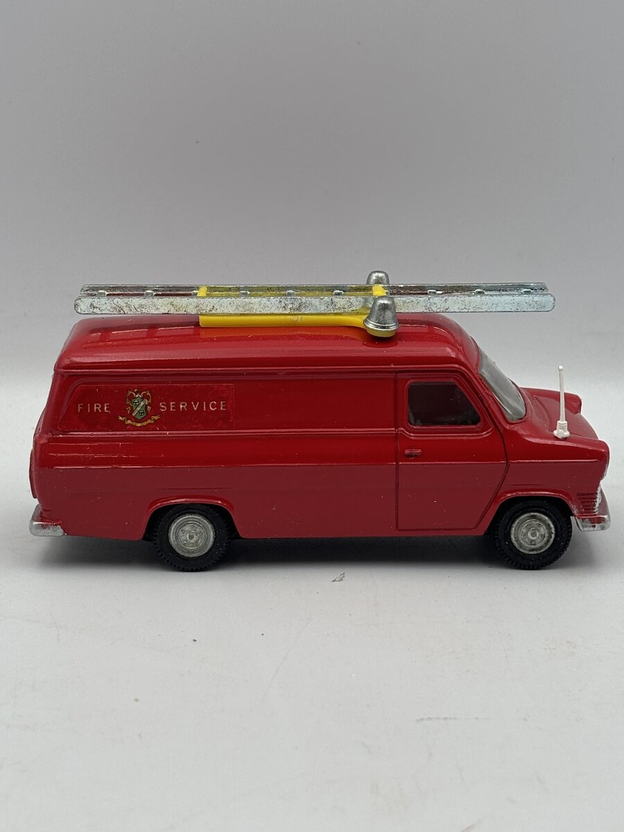 Dinky 271 1:43 Ford Transit Fire Appliance LN/Box