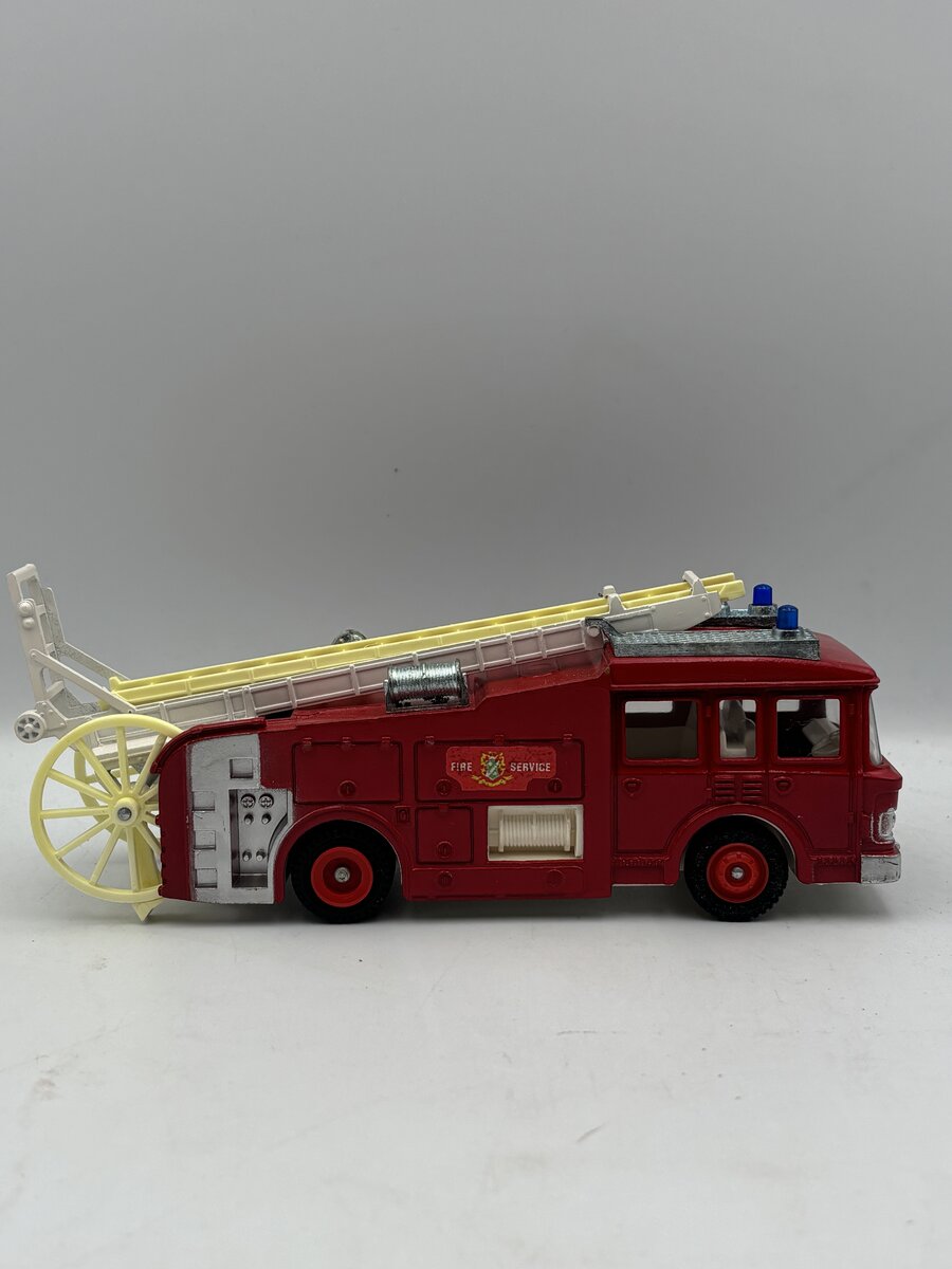 Dinky 266 1:43 E.R.F. Fire tender EX/Box