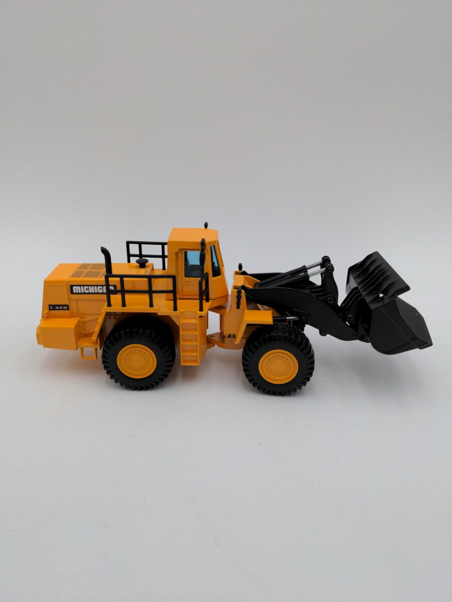 Joal 239 1:50 Michigan L320 Compact Loader EX/Box