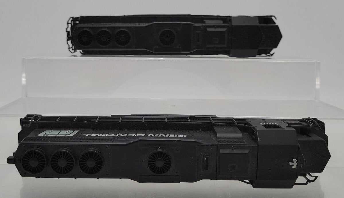 Bachmann HO Penn Central GP40 Powered/Un-Powered Diesel Locomotive #6161 [2] EX