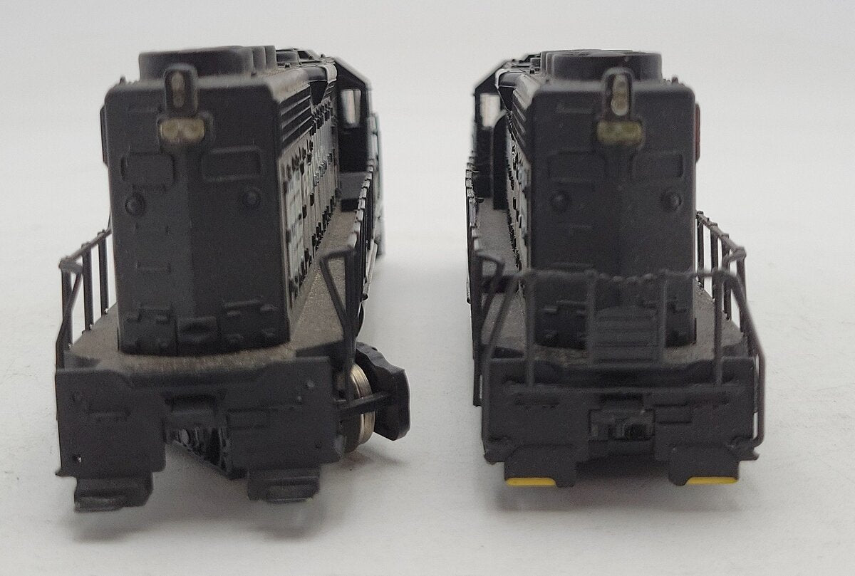 Bachmann HO Penn Central GP40 Powered/Un-Powered Diesel Locomotive #6161 [2] EX