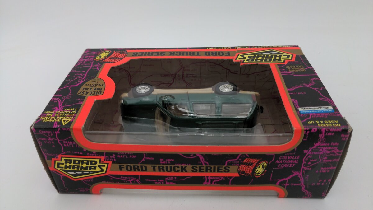 Road Champs 64205 1:43 Scale Ford Truck Series Green/Beige Ford Explorer XLT EX/Box