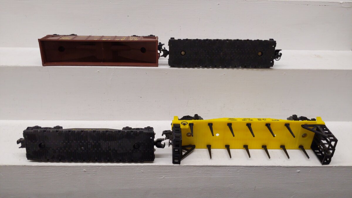 Lionel & Other O Gauge Assorted Freight Cars: 16357, 40000, 121800, 9015 [4] VG