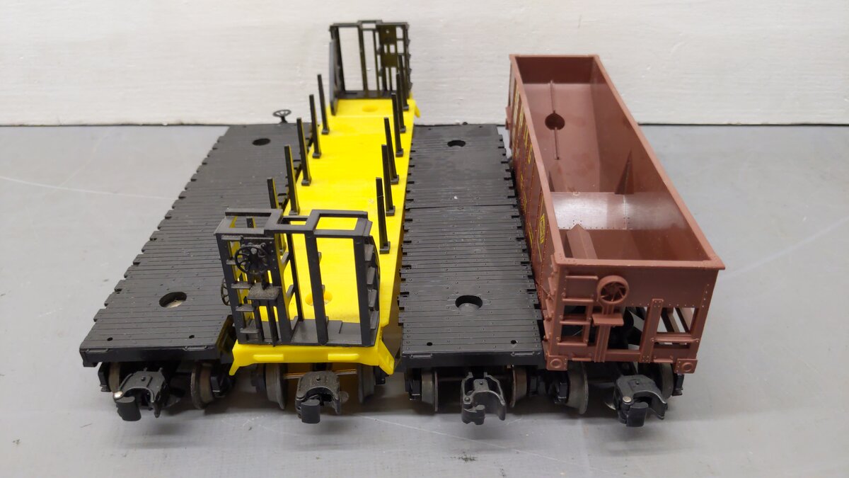 Lionel & Other O Gauge Assorted Freight Cars: 16357, 40000, 121800, 9015 [4] VG
