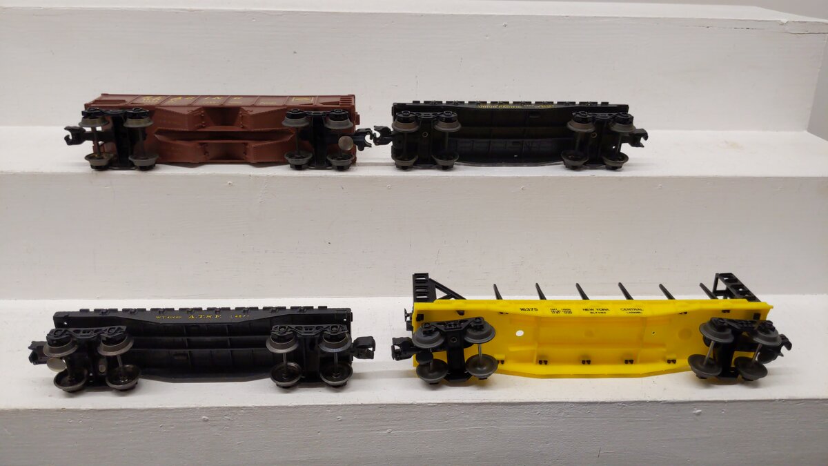 Lionel & Other O Gauge Assorted Freight Cars: 16357, 40000, 121800, 9015 [4] VG