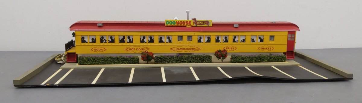 USA Trains R1940D G Operating Dog House Diner w/Smoking Chimney and Lights VG