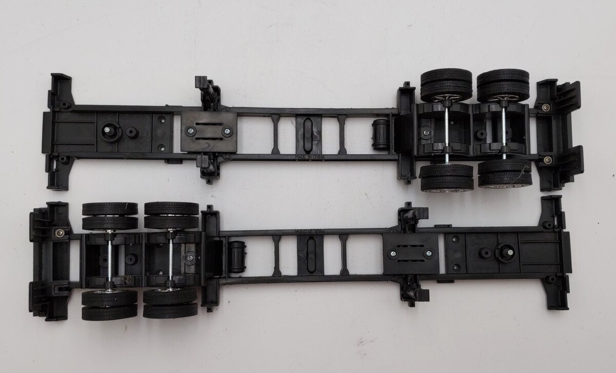 Walthers HO Containers [5] with Flat Panel and [2] Flatbed Semi-Tailer LN