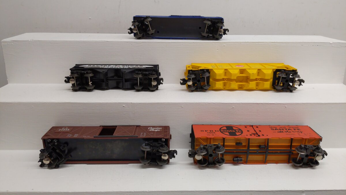 Lionel & Other O Gauge Assorted Train Cars [5] EX