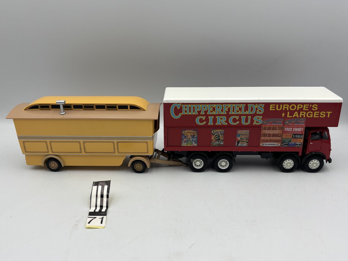 Corgi 97888 1:50 Chipperfields Foden Closed Pole Truck with Caravan  EX/Box
