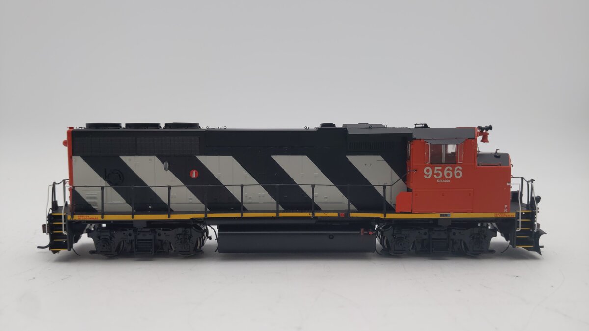 Athearn G40647 HO Scale Canadian National GP40-2L Diesel Locomotive #9566 w/DCC EX/Box