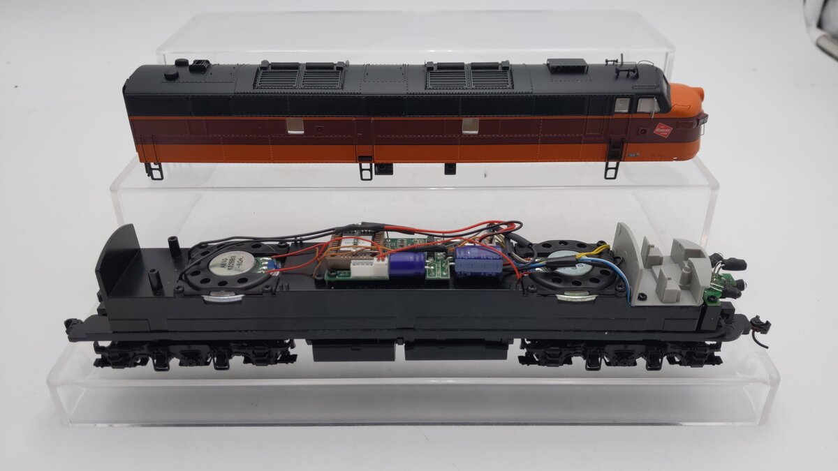 Walthers 920-40951 HO Scale Chicago Milwaukee St Paul & Pacific Diesel Loco #19B EX/Box