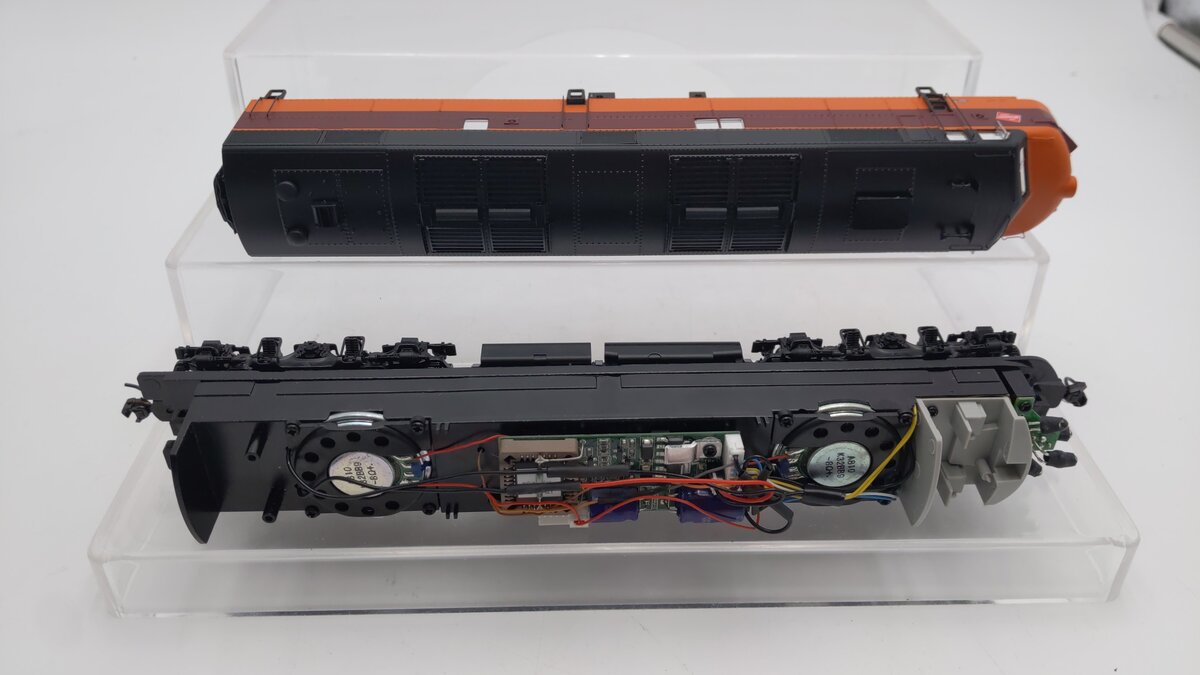 Walthers 920-40951 HO Scale Chicago Milwaukee St Paul & Pacific Diesel Loco #19B EX/Box