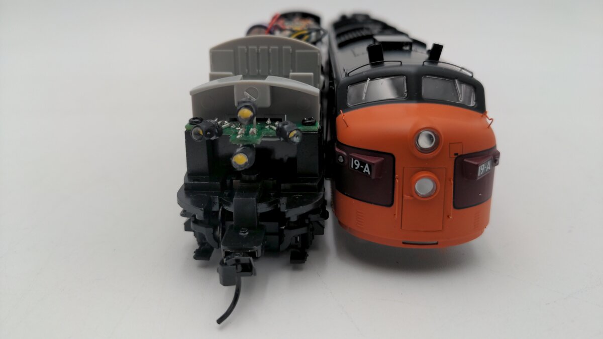 Walthers 920-40951 HO Scale Chicago Milwaukee St Paul & Pacific Diesel Loco #19A EX/Box