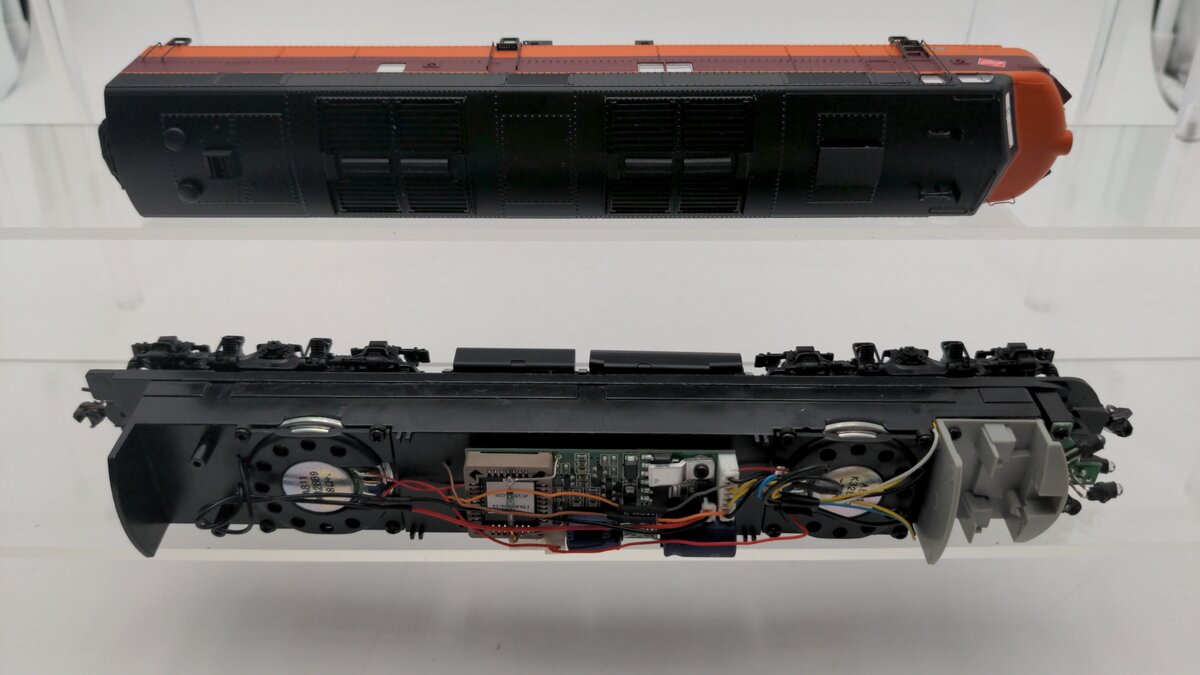 Walthers 920-40951 HO Scale Chicago Milwaukee St Paul & Pacific Diesel Loco #19A EX/Box