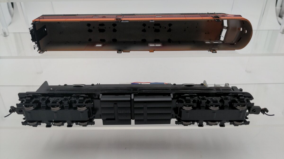 Walthers 920-40951 HO Scale Chicago Milwaukee St Paul & Pacific Diesel Loco #19A EX/Box