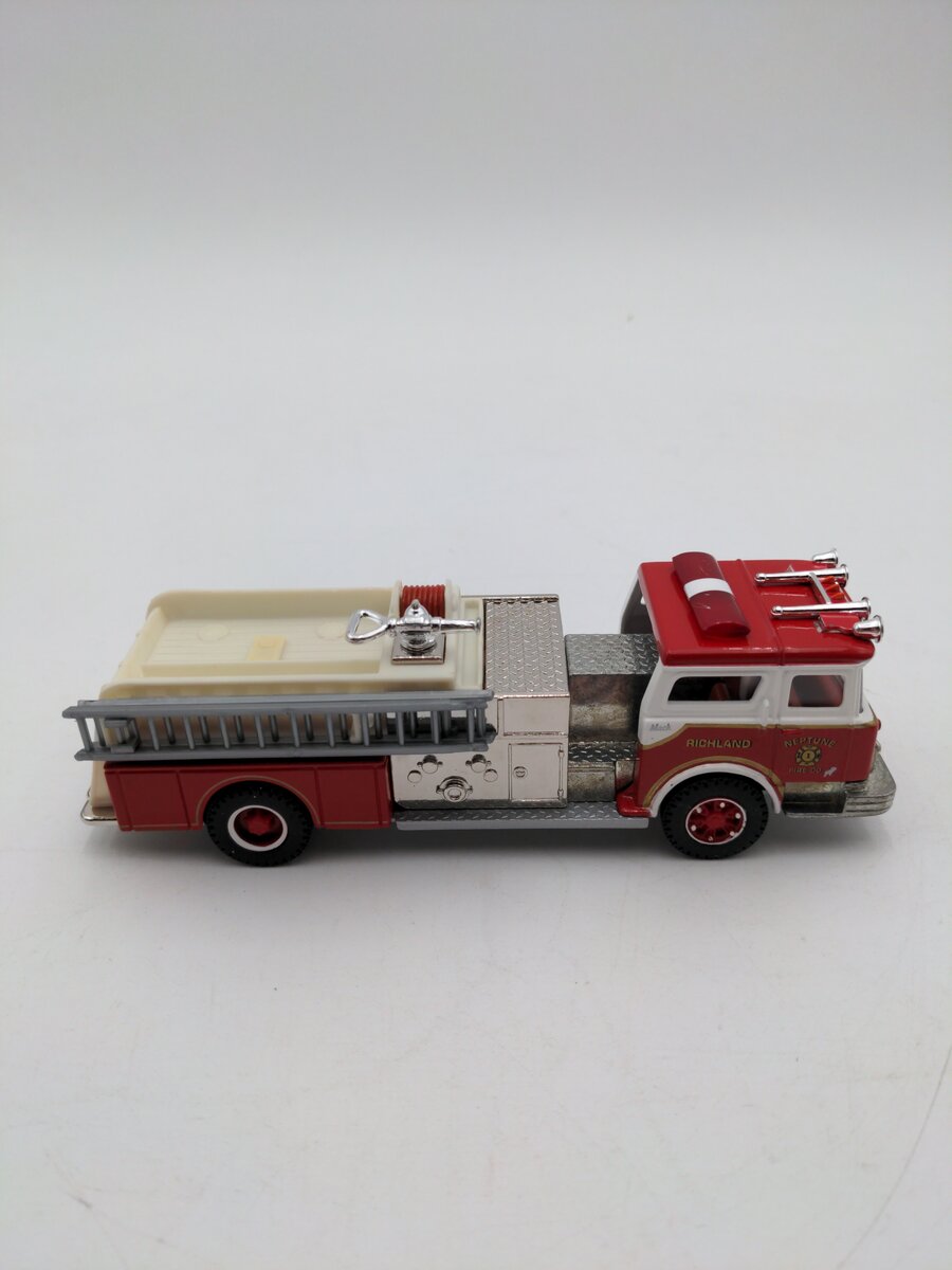 Corgi 98485 1:50 Die-Cast Neptune Mack CF Pumper EX/Box
