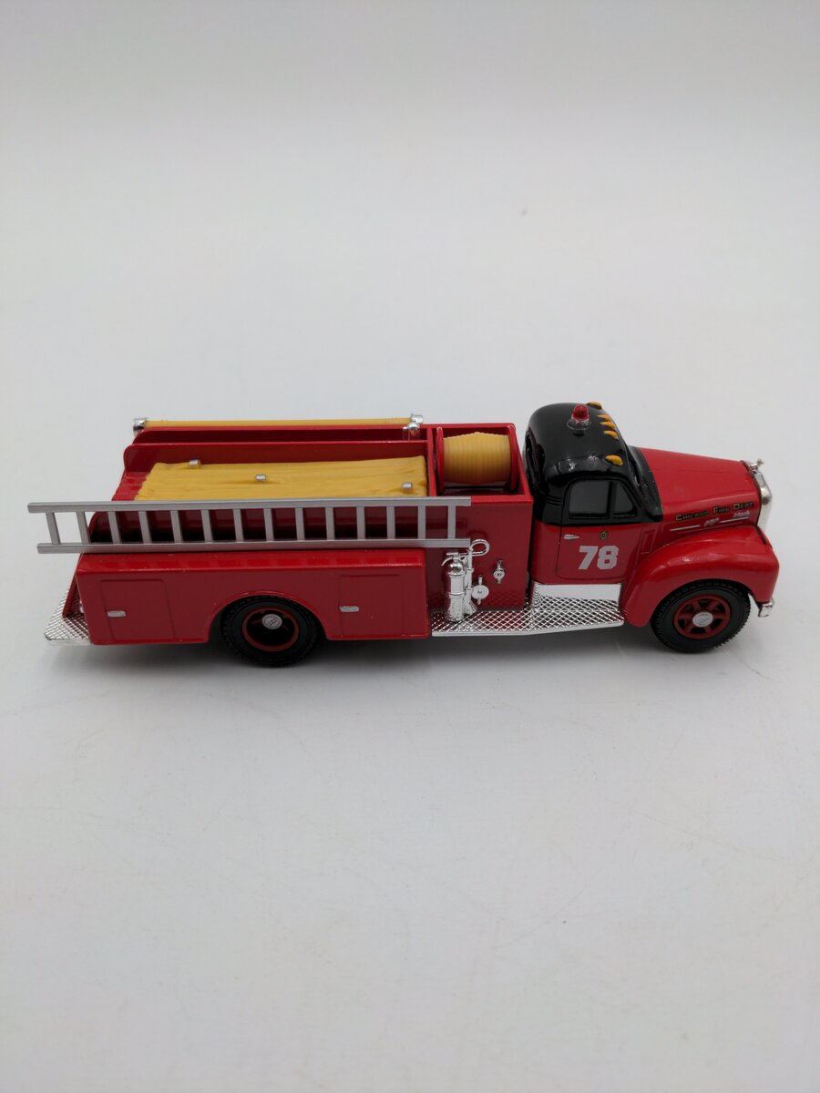 Corgi 98450 1:50 Chicago Mack B Series Fire Truck EX/Box
