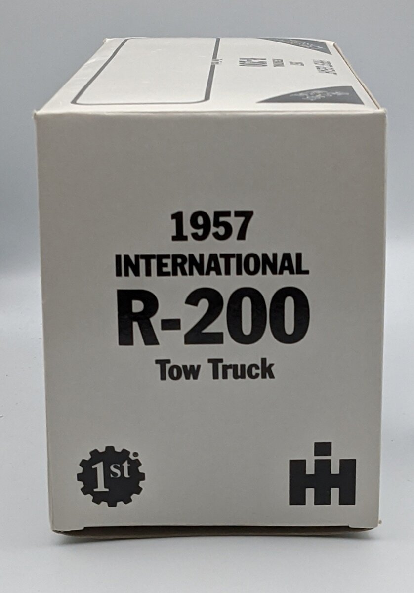 First Gear 19-1195 1:34 1957 International R-200 Tow Truck MT/Box