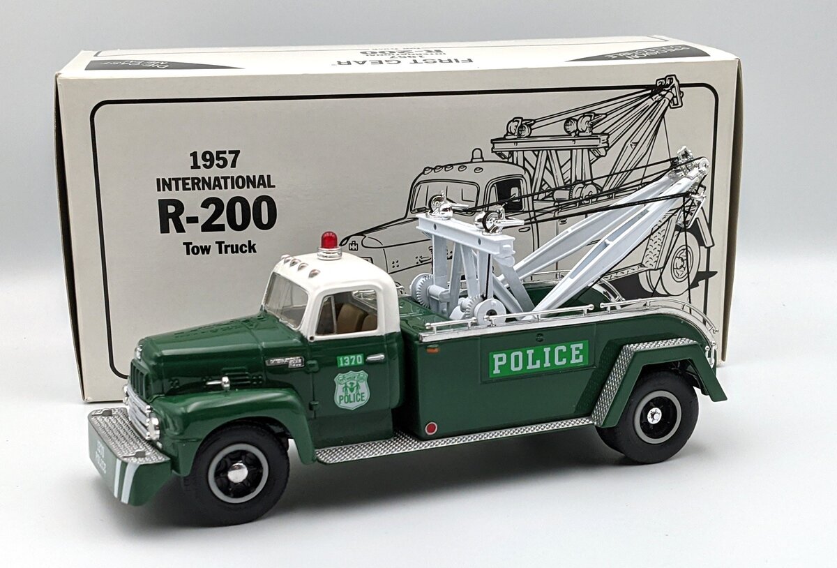 First Gear 19-1195 1:34 1957 International R-200 Tow Truck MT/Box