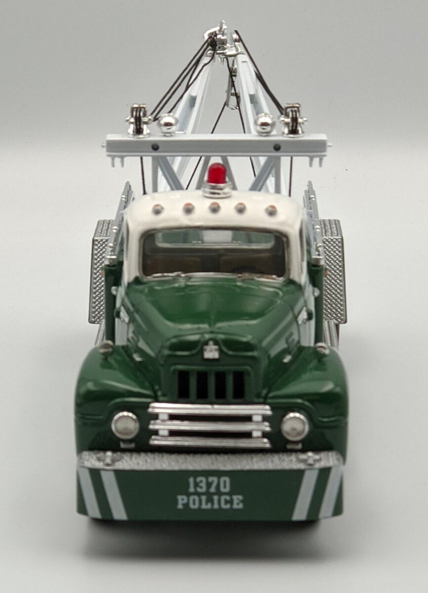 First Gear 19-1195 1:34 1957 International R-200 Tow Truck MT/Box