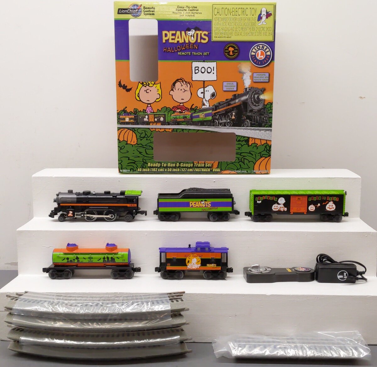 Lionel 6-30214 Peanuts Halloween LionChief O Gauge Steam Freight Train Set EX/Box