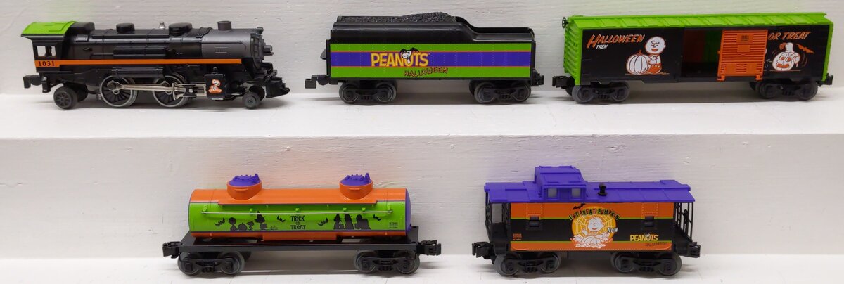 Lionel 6-30214 Peanuts Halloween LionChief O Gauge Steam Freight Train Set EX/Box