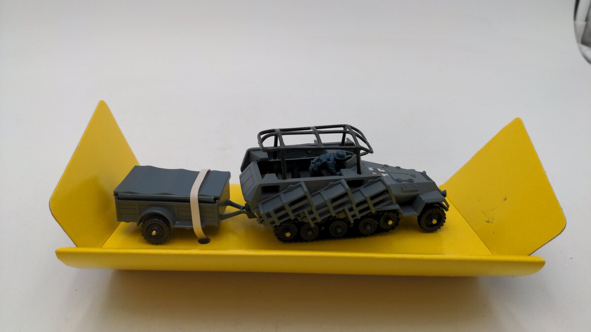 Corgi 907 German Semi-Track Hanomog Sdkfz Rocket Launcher W/Shooter Diecast EX/Box