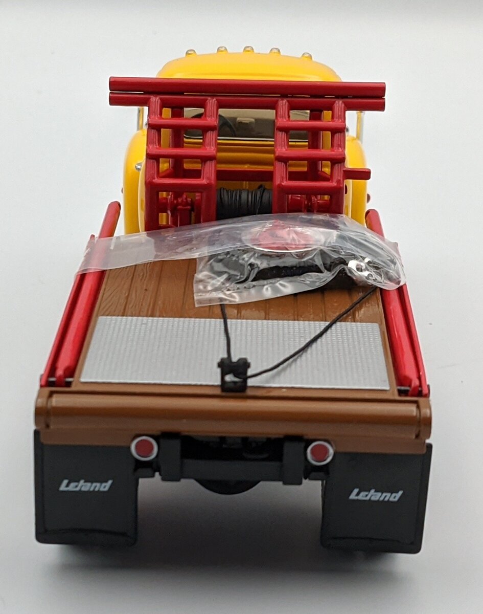 First Gear 19-1969 1:34 1957 International R-200 Gin Pole / Winch Truck MT/Box