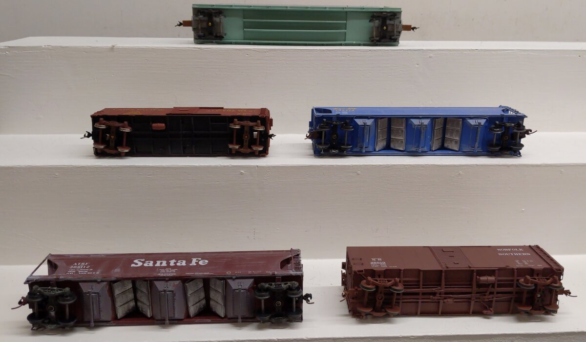 Assorted S Scale Freight Cars [5] EX