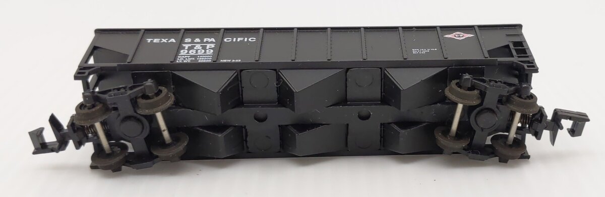 Roundhouse 86601 N Scale T&P 3-Bay Ribbed Hopper #9699 NIB