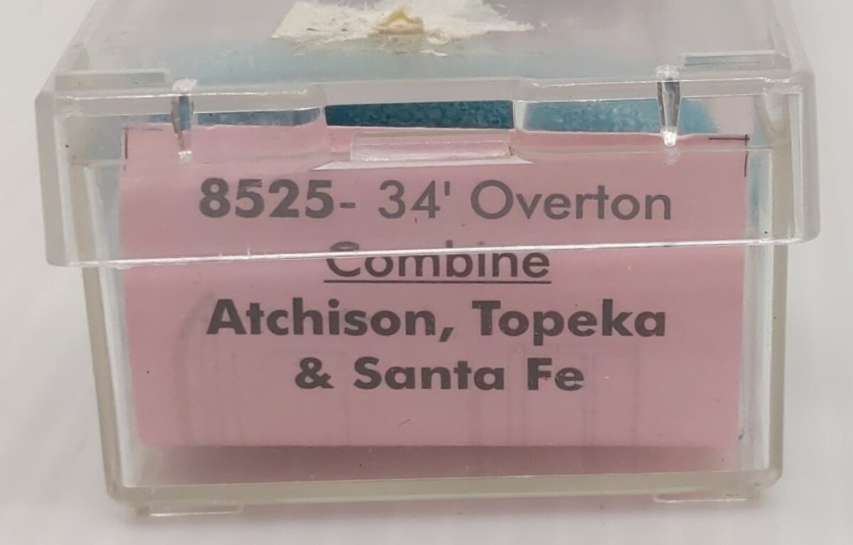 Roundhouse 8525 N Scale Atchison, Topeka & Santa Fe 34' Overton Combine Car Kit EX/Box