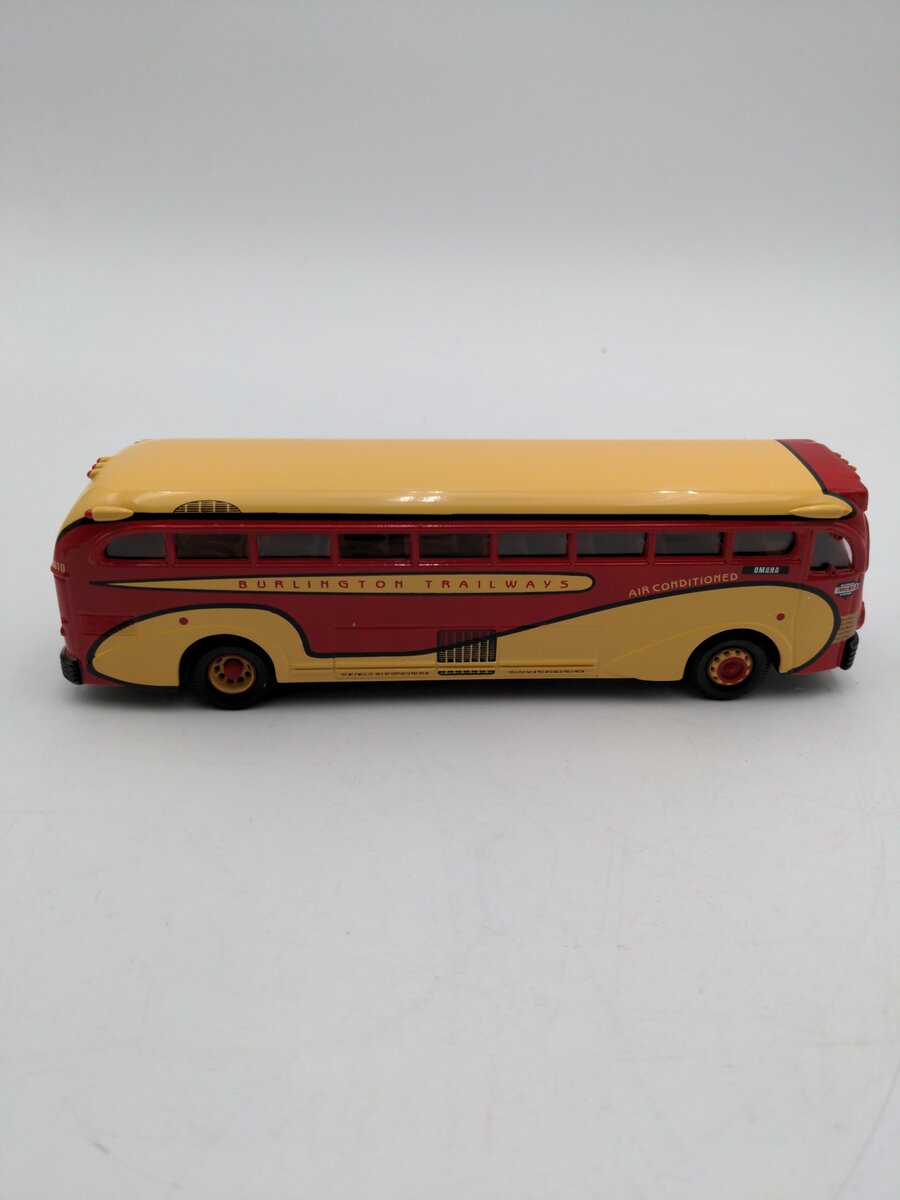 Corgi 98464 1:50 Burlington Trailways Yellow Coach 743 Bus EX/Box