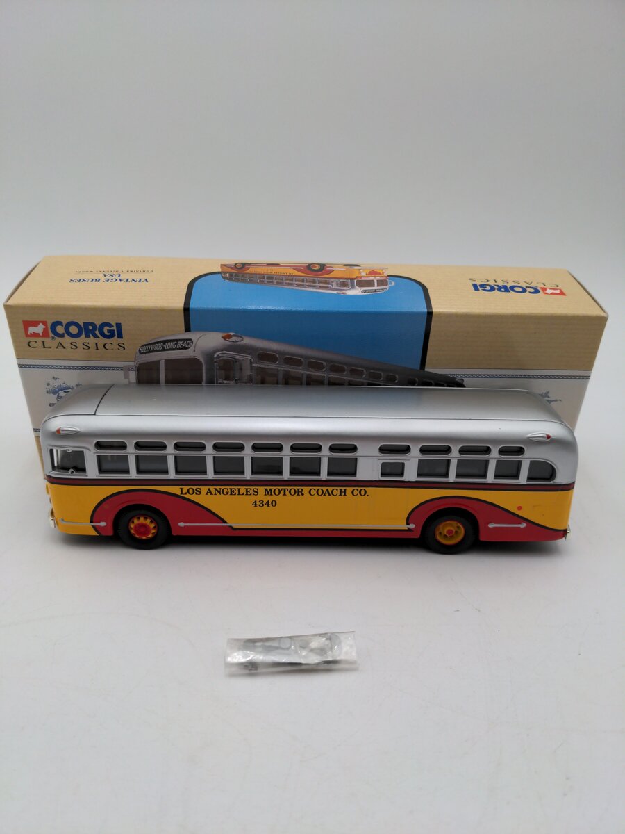 Corgi 97635 1:50 Die Cast General Motors 4502 Los Angeles Motor Coach EX/Box