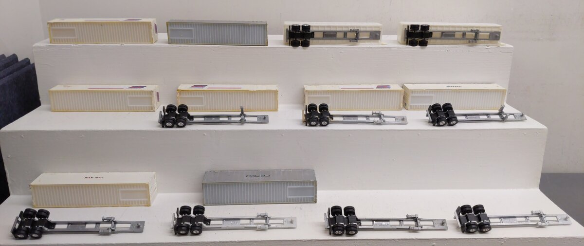 S Scale  Diecast Semi truck Trailers W/ Containers [16] EX