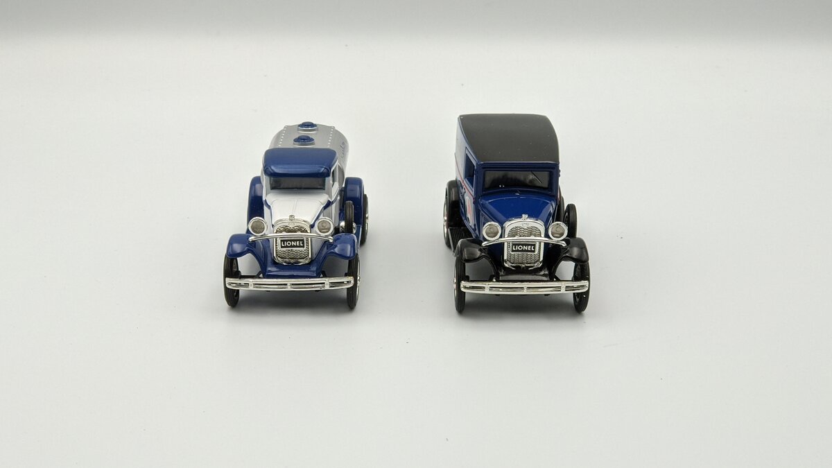 Lionel 311500 1:43 Lionelville Dairy Tanker & Panel Delivery Trucks (Set of 2) EX/Box