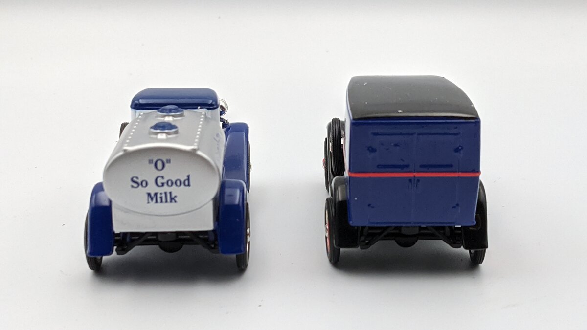 Lionel 311500 1:43 Lionelville Dairy Tanker & Panel Delivery Trucks (Set of 2) EX/Box