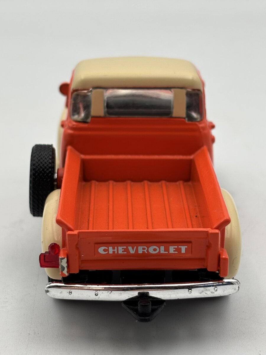 Road Champs "Eastwood" 1:43 Lionelville 1953 Chevrolet C3100 w/ Figure &Signs LN/Box