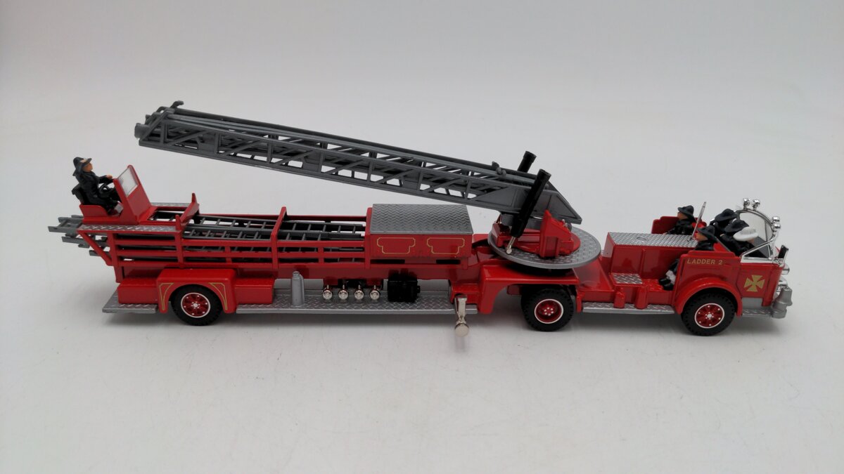 Corgi 97320 1:43 Scale 1990 American Lafrance Aerial Ladder Fire Truck Die Cast EX/Box