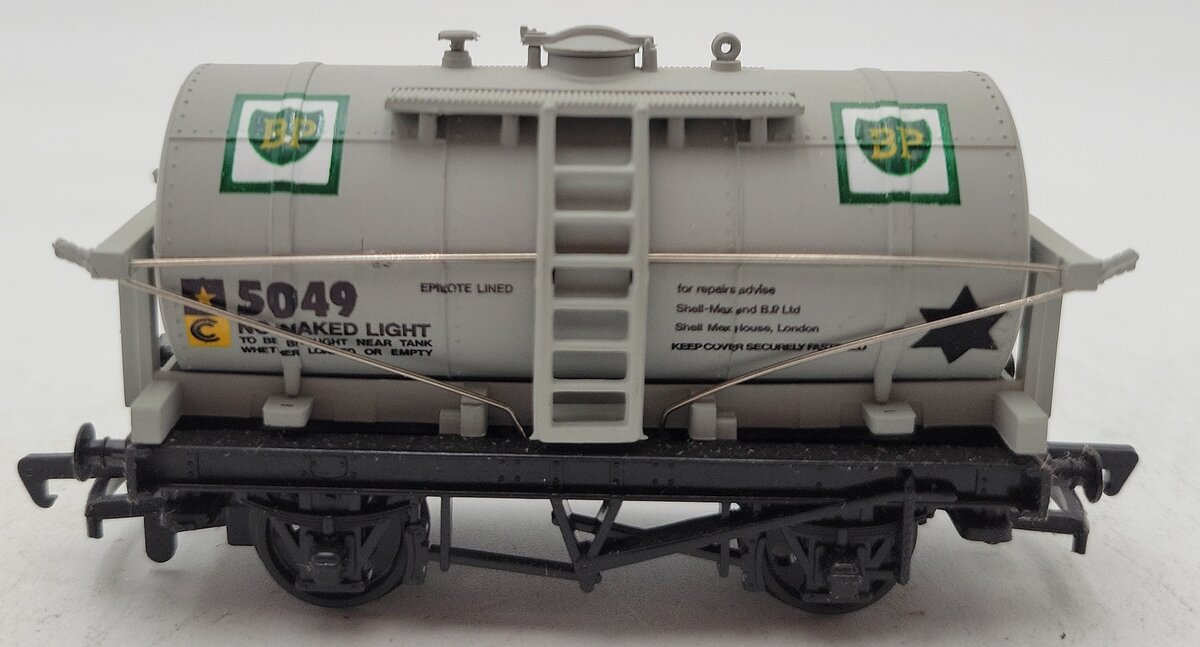 Main Line 37-135 OO Scale British Petroleum Tank Wagon #5049 LN/Box