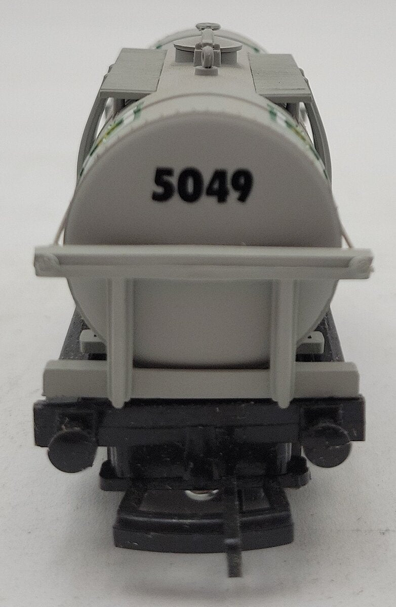 Main Line 37-135 OO Scale British Petroleum Tank Wagon #5049 LN/Box