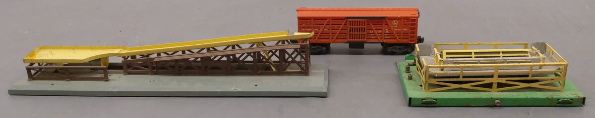 Lionel Vintage O Operating Cattle Loader w/ Barrel Loader/Box