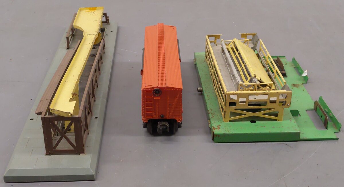 Lionel Vintage O Operating Cattle Loader w/ Barrel Loader/Box