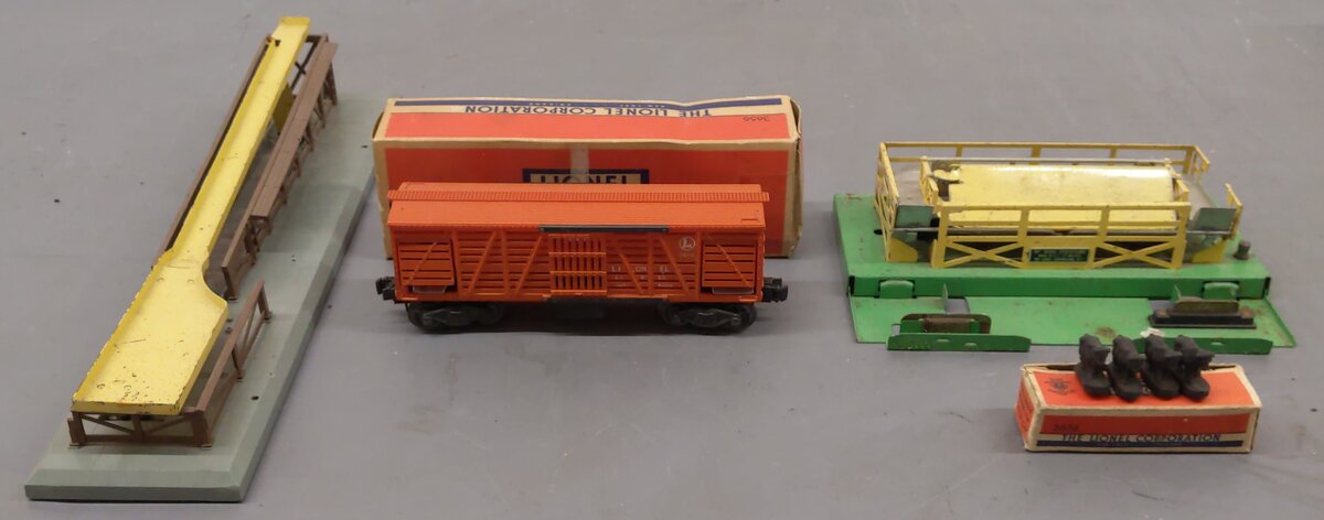 Lionel Vintage O Operating Cattle Loader w/ Barrel Loader/Box